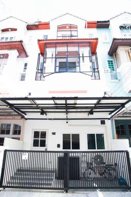 Apartment Near Bts Bearing Skytrain- Homey Living Townhome - 4 Bedrooms *